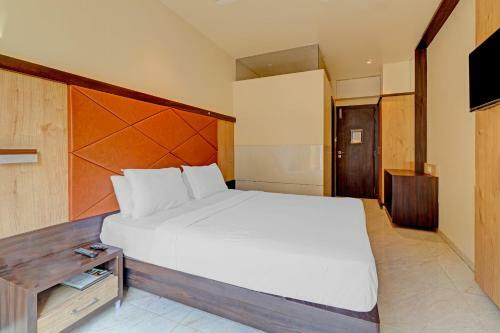 Capital O 87566 Hotel M B Residency