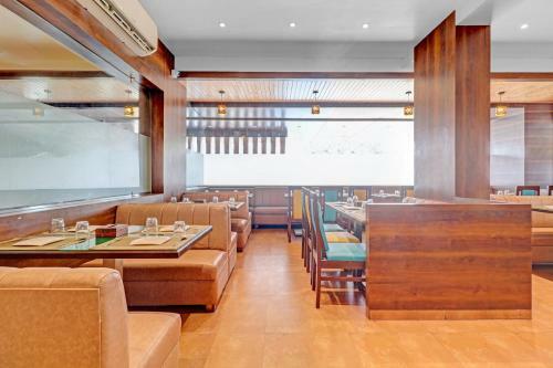 Capital O 87566 Hotel M B Residency