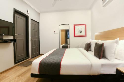 Hotel Townhouse 876 Highway Inn