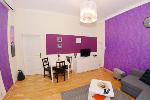 Joe's Apartments - 1010
