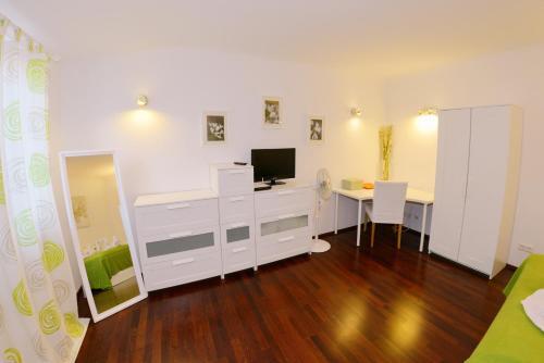 Joe's Apartments - 1010