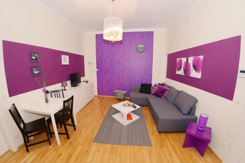 Joe's Apartments - 1010