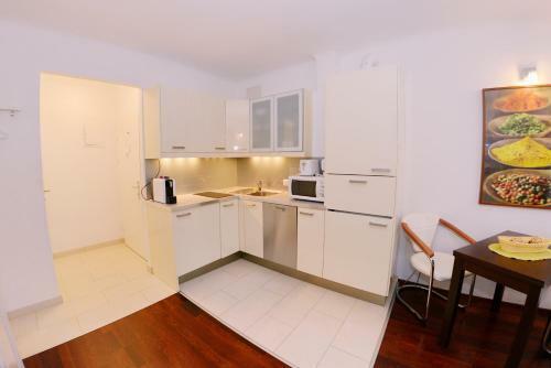 Joe's Apartments - 1010