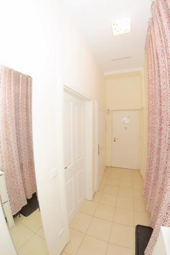 Joe's Apartments - 1010