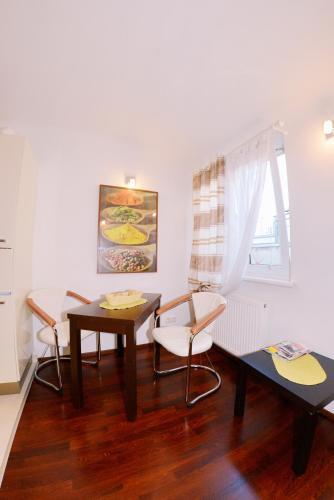 Joe's Apartments - 1010