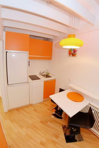 Joe's Apartments - 1010