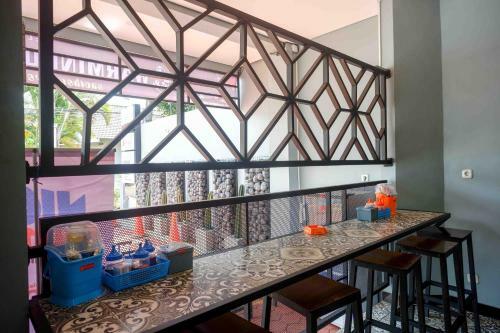 Hotel Reddoorz Plus Near Patung Kuda Undip