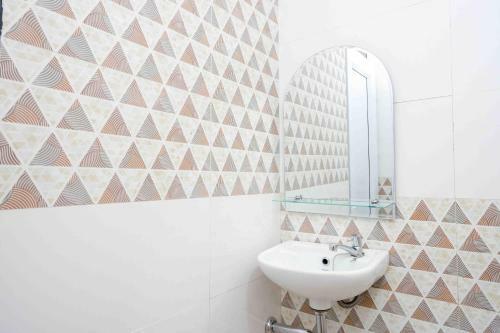 Hotel Reddoorz Plus Near Patung Kuda Undip