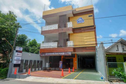 Hotel Reddoorz Plus Near Patung Kuda Undip