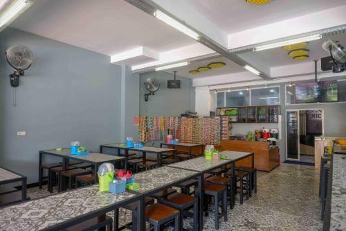 Hotel Reddoorz Plus Near Patung Kuda Undip