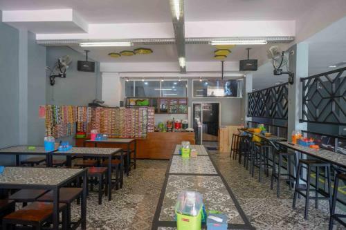 Hotel Reddoorz Plus Near Patung Kuda Undip