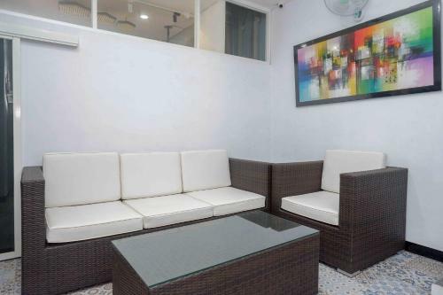 Hotel Reddoorz Plus Near Patung Kuda Undip
