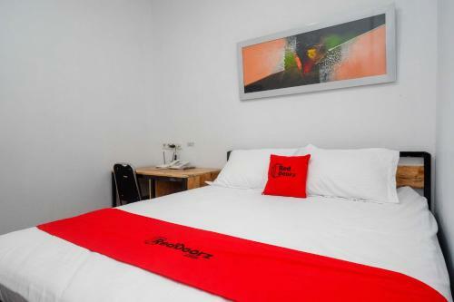Hotel Reddoorz Plus Near Patung Kuda Undip