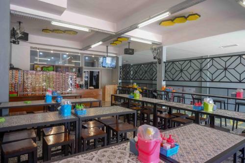 Hotel Reddoorz Plus Near Patung Kuda Undip