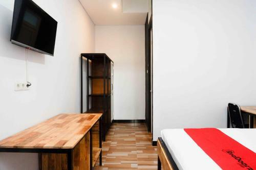 Hotel Reddoorz Plus Near Patung Kuda Undip