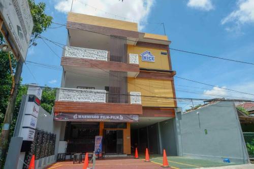 Hotel Reddoorz Plus Near Patung Kuda Undip
