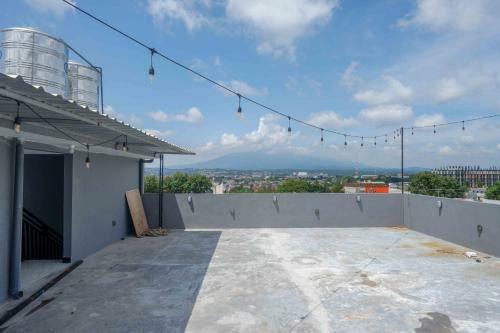 Hotel Reddoorz Plus Near Patung Kuda Undip