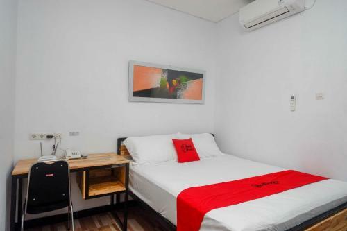 Hotel Reddoorz Plus Near Patung Kuda Undip