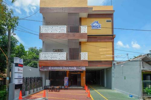 Hotel Reddoorz Plus Near Patung Kuda Undip