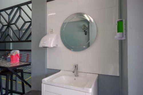 Hotel Reddoorz Plus Near Patung Kuda Undip