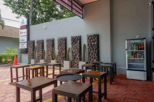 Hotel Reddoorz Plus Near Patung Kuda Undip