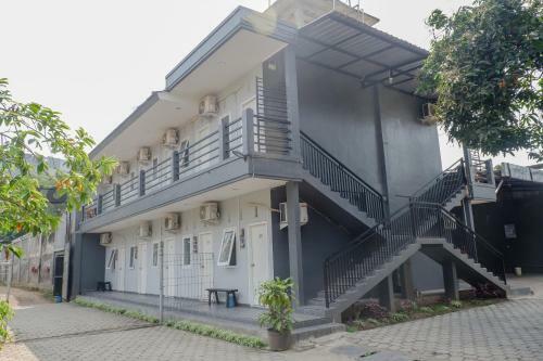 Hotel Vaccinated Staff - Oyo 1176 J3 Residence Syariah