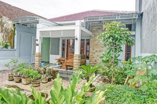 Hotel Spot On 90729 Sekar Guest House Jember