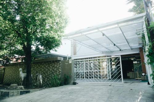 Hotel Koolkost Near University Of Surabaya