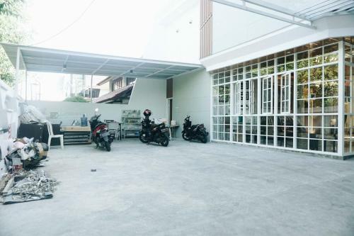 Hotel Koolkost Near University Of Surabaya