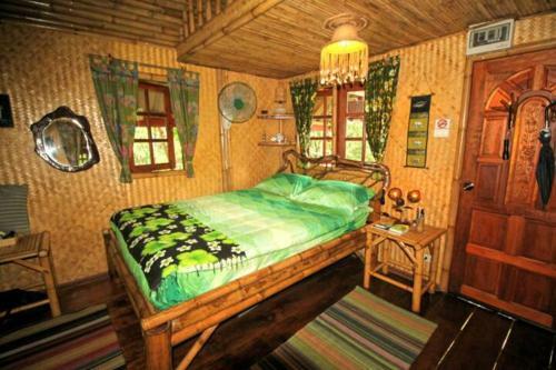 Garden View Treehouse : Treehouse Holidays