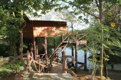 Lake View Treehouse : Treehouse Holidays