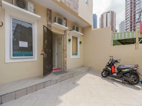 Hostal Reddoorz Plus Near Taman Rasuna Menteng