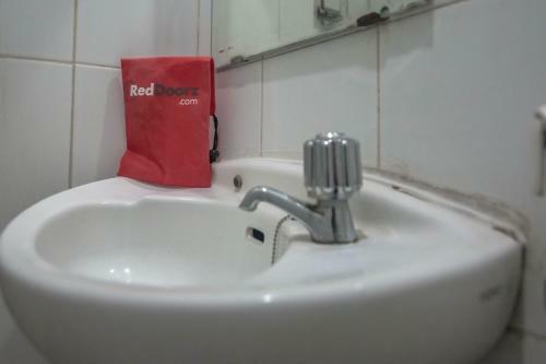 Hostal Reddoorz Near Rs Husada