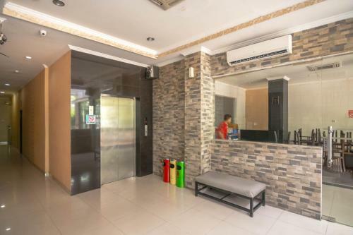 Hostal Reddoorz Near Rs Husada