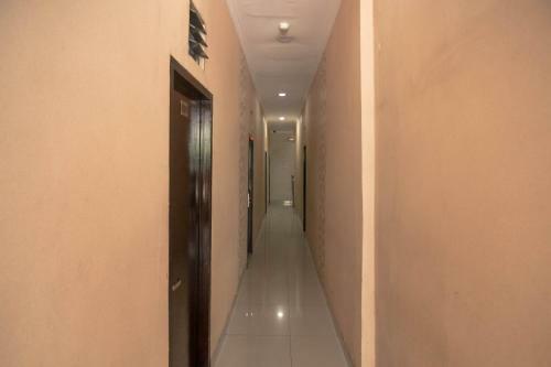 Hostal Reddoorz Near Rs Husada