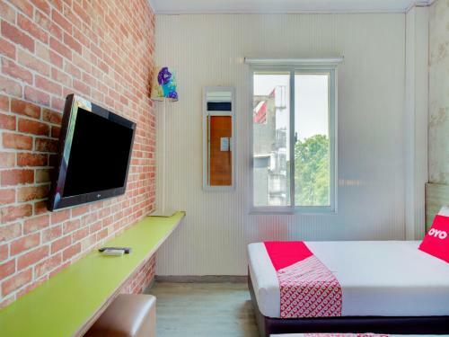 Capital O 4002 Aleander Hotel