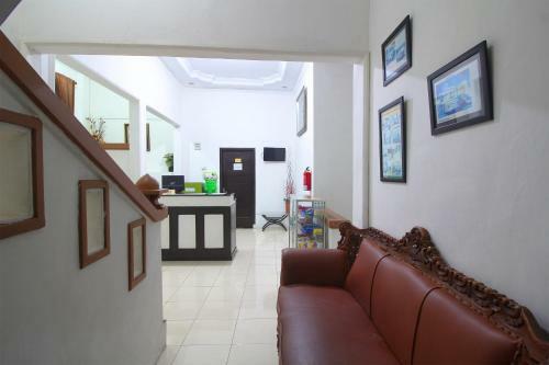 Hotel Vaccinated Staff - Oyo 2595 Lumungga Residence