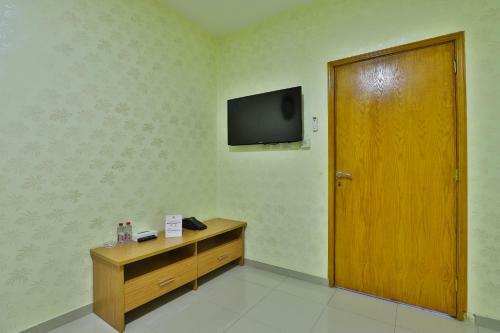 Capital O 338 Asian Hotel