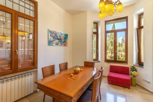 Art Apartment In Mamila