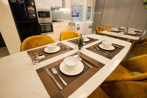 Homefromhome Metropolis Serviced Apartment