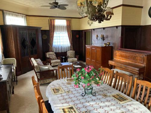 Bed & Breakfast Holed Up At The Bank
