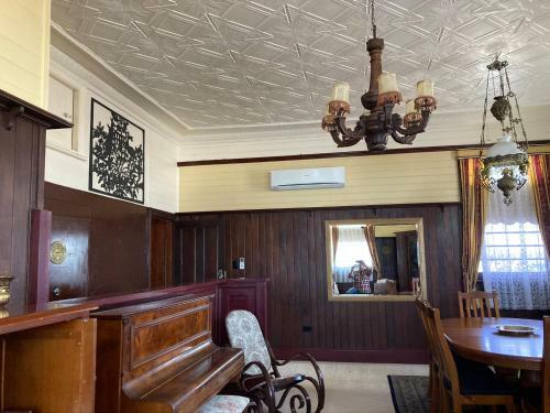 Bed & Breakfast Holed Up At The Bank