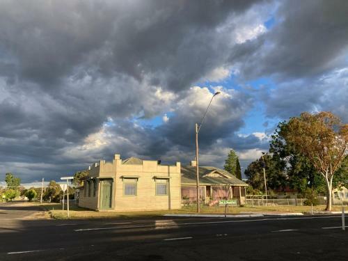 Bed & Breakfast Holed Up At The Bank