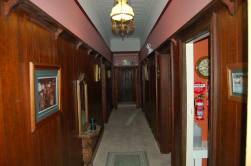 Bed & Breakfast Holed Up At The Bank