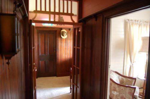 Bed & Breakfast Holed Up At The Bank