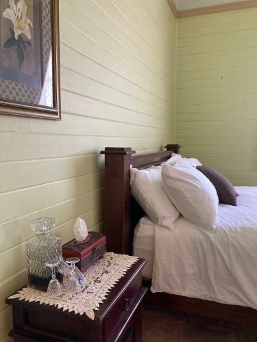 Bed & Breakfast Holed Up At The Bank