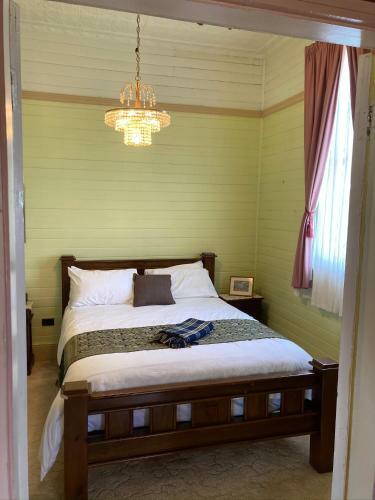 Bed & Breakfast Holed Up At The Bank