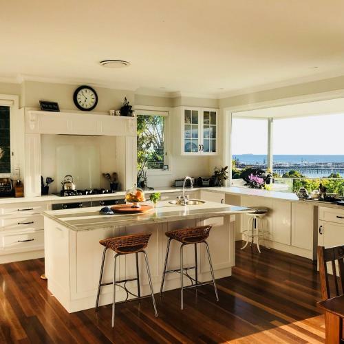 Jetty Splendour Guest Bedroom With Bathroom En-suite B'nb