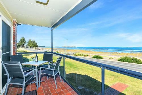 Granite Views Beachfront Apartment + Wifi