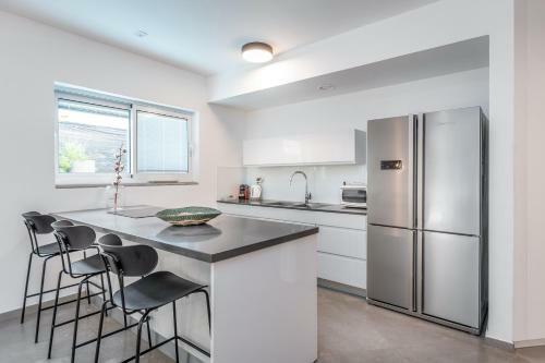 Amazing Apartment With Private Pool And Parking